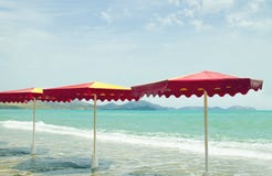 Guarda-chuvas coloridos na praia, estilo retro do vintage foto de stock royalty free Guarda-chuvas coloridos na praia, estilo retro do vintage foto de stock royalty free