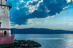 Guardando attraverso Hudson River verso Jersey Shore, con il faro dello Sleepy Hollow a sinistra, con i raggi di fotografia stock Guardando attraverso Hudson River verso Jersey Shore, con il faro dello Sleepy Hollow a sinistra, con i raggi di fotografia stock