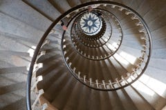 Guardare dall'alto in basso le scale circolari del faro, mani dei turisti immagine stock Guardare dall'alto in basso le scale circolari del faro, mani dei turisti immagine stock