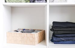 Guardaroba domestico con differenti vestiti Piccola organizzazione dello spazio Il contrasto di ordine e di disordine fotografie stock libere da diritti Guardaroba domestico con differenti vestiti Piccola organizzazione dello spazio Il contrasto di ordine e di disordine fotografie stock libere da diritti