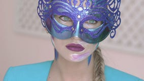 Guardi della ragazza misteriosa nella maschera veneziana con trucco di arte dell'inverno stock footage Guardi della ragazza misteriosa nella maschera veneziana con trucco di arte dell'inverno stock footage