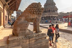 Guardia del leone e un tempio di hinduist fotografia stock libera da diritti Guardia del leone e un tempio di hinduist fotografia stock libera da diritti