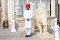 Guardia nel palazzo della città di Jaipur, Ragiastan Immagine Stock Guardia nel palazzo della città di Jaipur, Ragiastan Immagine Stock