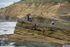 Guardie forestali di parco godenti & d'esplorazioni turistici alle pozze di marea del Point Loma immagini stock Guardie forestali di parco godenti & d'esplorazioni turistici alle pozze di marea del Point Loma immagini stock