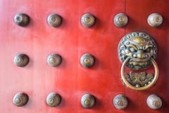 Guardião de madeira vermelho tradicional da porta do bairro chinês Foto de Stock Guardião de madeira vermelho tradicional da porta do bairro chinês Foto de Stock