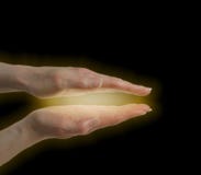 Guaritore che percepisce il campo di energia immagini stock libere da diritti Guaritore che percepisce il campo di energia immagini stock libere da diritti
