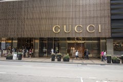 Gucci hace compras fotos de archivo libres de regalías Gucci hace compras fotos de archivo libres de regalías