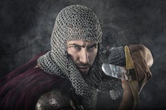 Guerrier médiéval avec l'armure et l'épée de cotte de maille Photos stock Guerrier médiéval avec l'armure et l'épée de cotte de maille Photos stock