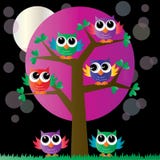 Gufi variopinti di un ow completo dell'albero royalty illustrazione gratis Gufi variopinti di un ow completo dell'albero royalty illustrazione gratis