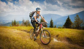 Guida del mountain bike della donna