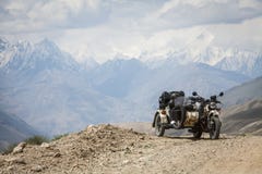Guida del sidecar nelle montagne fotografia stock libera da diritti Guida del sidecar nelle montagne fotografia stock libera da diritti