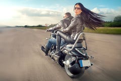 Guida dell'uomo e della donna del motociclista sul motociclo fotografie stock Guida dell'uomo e della donna del motociclista sul motociclo fotografie stock