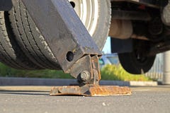 A guiga hidráulica lateral prolongada para aumentar a estabilidade do guindaste até está sob resistente foto de stock A guiga hidráulica lateral prolongada para aumentar a estabilidade do guindaste até está sob resistente foto de stock