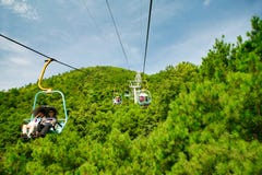 Guilin, China - 16. Juli 2018: Lange Drahtseilbahn an Yaoshan-Berg stockbilder Guilin, China - 16. Juli 2018: Lange Drahtseilbahn an Yaoshan-Berg stockbilder