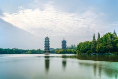Guilin, Guangxi, Chiny, wczesny poranek, słońce, księżyc, bliźniacze wieże, Kulturalny park fotografia royalty free Guilin, Guangxi, Chiny, wczesny poranek, słońce, księżyc, bliźniacze wieże, Kulturalny park fotografia royalty free