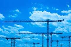 Guindaste no lugar sob a construção imagens de stock royalty free Guindaste no lugar sob a construção imagens de stock royalty free