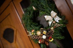 Guirlande de Noël sur l'entrée principale en bois image libre de droits Guirlande de Noël sur l'entrée principale en bois image libre de droits