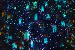 Guirlandes sous forme de rétros lanternes sur l'arbre de Noël image stock Guirlandes sous forme de rétros lanternes sur l'arbre de Noël image stock