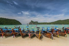 Guirnaldas que adornan los barcos de la cola larga en la playa, Koh Phi Phi, provincia de Krabi, Tailandia, Asia sudoriental imagen de archivo libre de regalías Guirnaldas que adornan los barcos de la cola larga en la playa, Koh Phi Phi, provincia de Krabi, Tailandia, Asia sudoriental imagen de archivo libre de regalías