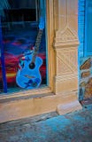 Guitare bleue dans l'affichage de fenêtre Images stock Guitare bleue dans l'affichage de fenêtre Images stock