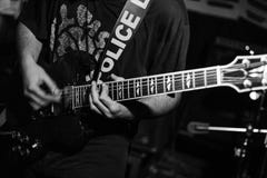 Guitariste dans l'action dans le concert vivant photo libre de droits Guitariste dans l'action dans le concert vivant photo libre de droits