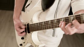Guitariste ?l?gant en gros plan de rythme avec diff?rents yeux dans des v?tements blancs sur un jeu noir de fond expressivement clips vidéos Guitariste ?l?gant en gros plan de rythme avec diff?rents yeux dans des v?tements blancs sur un jeu noir de fond expressivement clips vidéos