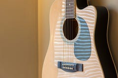 Guitarra acústica que pendura na parede fotos de stock Guitarra acústica que pendura na parede fotos de stock