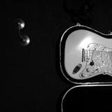 Guitarra ahumada blanca en la oscuridad y los platillos imagenes de archivo Guitarra ahumada blanca en la oscuridad y los platillos imagenes de archivo