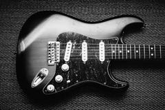 Guitarra elétrica do Sunburst Imagem preto e branco foto de stock Guitarra elétrica do Sunburst Imagem preto e branco foto de stock