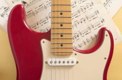 Guitarra elétrica que encontra-se em um fundo colorido e iluminada pela luz natural fotografia de stock royalty free Guitarra elétrica que encontra-se em um fundo colorido e iluminada pela luz natural fotografia de stock royalty free