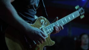 Guitarrista del actor que toca la guitarra El músico toca un instrumento musical en solo de la etapa metrajes Guitarrista del actor que toca la guitarra El músico toca un instrumento musical en solo de la etapa metrajes