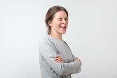Guiño sonriente de la muchacha hermosa joven alegre mirando la cámara imagenes de archivo Guiño sonriente de la muchacha hermosa joven alegre mirando la cámara imagenes de archivo