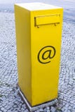 Gul brevlåda med mejltecknet som ett symbol för emailstolpeasken royaltyfria foton Gul brevlåda med mejltecknet som ett symbol för emailstolpeasken royaltyfria foton