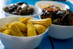 Gul kortkort-havre marinerade på ett koreanskt recept i en vit platta på en blå tabell arkivbilder Gul kortkort-havre marinerade på ett koreanskt recept i en vit platta på en blå tabell arkivbilder