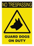 Gul svart triangel inget inkräkta tecken för vaktDogs On Duty text, isolerad stor detaljerad closeup arkivfoto Gul svart triangel inget inkräkta tecken för vaktDogs On Duty text, isolerad stor detaljerad closeup arkivfoto