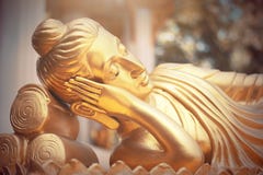 Guld- Buddhastaty i tempel av Thailand Arkivbild Guld- Buddhastaty i tempel av Thailand Arkivbild