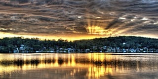 Guld- Crepuscular soluppgångvattenreflexioner arkivfoto Guld- Crepuscular soluppgångvattenreflexioner arkivfoto