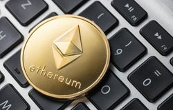Guld- ethereummynt på anteckningsboken arkivbilder Guld- ethereummynt på anteckningsboken arkivbilder