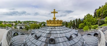 Guld- krona av basilikan Notre Dame i Lourdes royaltyfri fotografi Guld- krona av basilikan Notre Dame i Lourdes royaltyfri fotografi