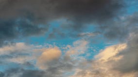 Guld- moln och mörka åskmoln som svävar över solig blå himmel Tid schackningsperiod stock video Guld- moln och mörka åskmoln som svävar över solig blå himmel Tid schackningsperiod stock video