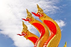 Guld- röd naga Thailand royaltyfri bild Guld- röd naga Thailand royaltyfri bild
