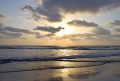 Guld- solljus bak moln och fördelning över havet, Ladghar strand, Indien Royaltyfri Bild Guld- solljus bak moln och fördelning över havet, Ladghar strand, Indien Royaltyfri Bild