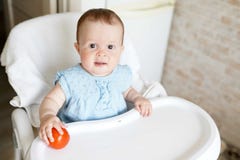 Gullig barnflicka som ?ter sund mat i dagis royaltyfri bild Gullig barnflicka som ?ter sund mat i dagis royaltyfri bild