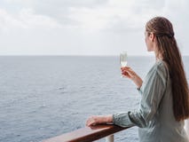 Gullig kvinna som rymmer ett härligt exponeringsglas av champagne royaltyfri fotografi Gullig kvinna som rymmer ett härligt exponeringsglas av champagne royaltyfri fotografi