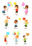 Gullig lycklig unge med ballonger, pyser och flickor som rymmer på färgrika ballonger av den olika formvektorillustrationen stock illustrationer Gullig lycklig unge med ballonger, pyser och flickor som rymmer på färgrika ballonger av den olika formvektorillustrationen stock illustrationer