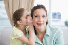 Gullig moder och dotter på soffan arkivfoto Gullig moder och dotter på soffan arkivfoto