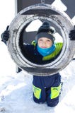 Gullig pysritt på en gunga i vinter lyckliga barn som har gyckel som spelar på vintern, går utomhus royaltyfria foton Gullig pysritt på en gunga i vinter lyckliga barn som har gyckel som spelar på vintern, går utomhus royaltyfria foton