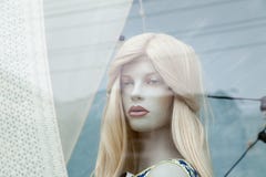Gullig realistisk kvinnlig blond skyltdockaframsidanärbild i ett shoppafönster royaltyfria foton Gullig realistisk kvinnlig blond skyltdockaframsidanärbild i ett shoppafönster royaltyfria foton