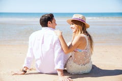 Gulliga par på ett datum på stranden royaltyfri bild Gulliga par på ett datum på stranden royaltyfri bild