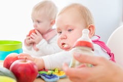 Gulligt behandla som ett barn flickan som äter sund fast mat i en modern daycaremitt arkivbild Gulligt behandla som ett barn flickan som äter sund fast mat i en modern daycaremitt arkivbild